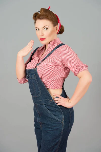 Brunette Pin Fille Stylisée Denim Isolé Studio Sur Fond Gris — Photo