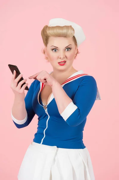 Mädchen Pin Stil Stört Die Sms Smartphone Vintage Gekleidete Frau — Stockfoto