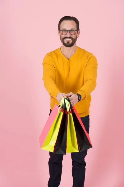 Bärtiger Mann Mit Einkaufstaschen Einkaufstüten Der Hand Eines Gutaussehenden Lächelnden — Stockfoto