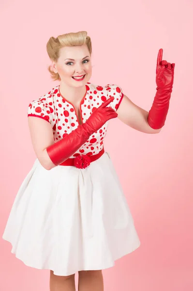 Lächelnd Und Glücklich Blonde Mädchen Verkaufsfläche Auf Rosa Hintergrund Blondes — Stockfoto