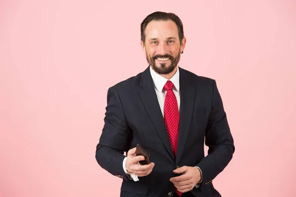 Empresário Sorridente Feliz Terno Gravata Vermelha Segurar Smartphone Fundo Rosa — Fotografia de Stock