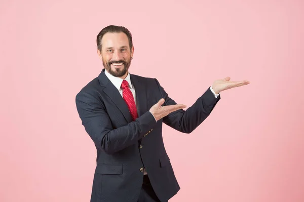 Счастливый Менеджер Показывает Руками Место Текстуры Розовом Фоне Бизнесмен Синем — стоковое фото