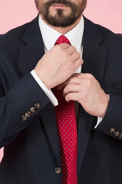 Közelkép Ember Kezét Vegye Piros Nyakkendő Közelről Kezét Piros Nyakkendő — Stock Fotó