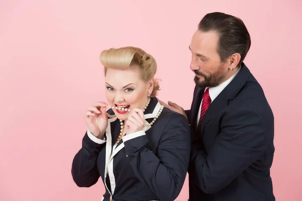 Verrückte Manager Anzügen Und Perlen Blondine Und Chef Roter Krawatte — Stockfoto