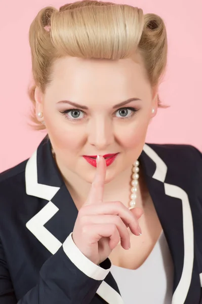 Blondes Frauenporträt Mit Wunderschönem Make Mit Finger Über Lippen Mädchen — Stockfoto