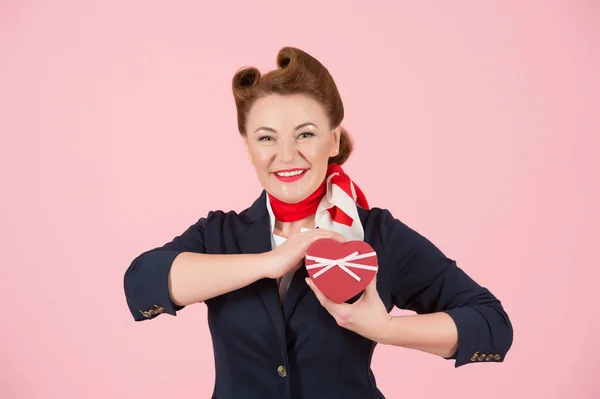 Rote Schachtel Mit Schleife Der Hand Einer Brünetten Frau Box — Stockfoto