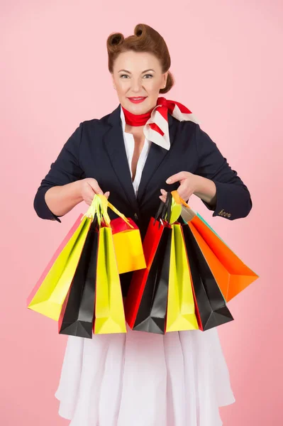 여자가 색깔있는 쇼핑백을 있습니다 아름다운 여자가 쇼핑하는걸좋아 스튜디오에 가방을 — 스톡 사진