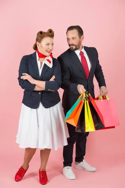 Glückliches Paar Mit Einkaufstüten Mann Hält Viele Bunte Tüten Mit — Stockfoto