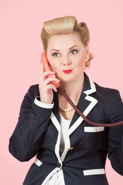 Blond Dziewczyna Operatora Czerwonymi Ustami Wywołanie Nad Czerwony Głośnik Telefonu — Zdjęcie stockowe
