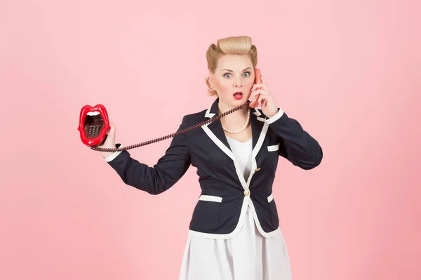 Ξανθιά Μπούκλες Κορίτσι Στυλ Vintage Καλώντας Καλώδιο Τηλεφώνου Στα Χείλη — Φωτογραφία Αρχείου