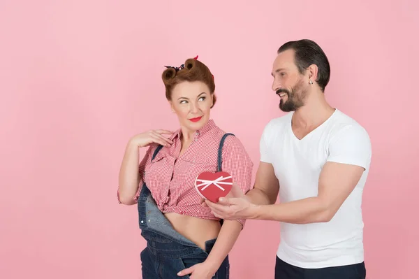 Süßes Paar Das Das Herz Wählt Mann Weißem Shirt Präsentiert — Stockfoto