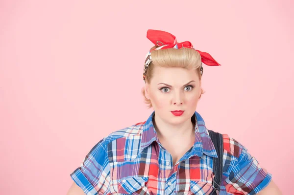Porträt Eines Blonden Lockenwicklers Mit Rotem Kopftuch Stylisches Schönes Make — Stockfoto