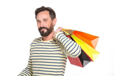 beyaz izole renkli kağıt poşet olan yakışıklı adam. Donanma slip üzerinde taşıma alışveriş torbaları adam. Alışveriş kağıt torba tutarak gülümseyen mutlu adam. Noel ve tatil kavramı