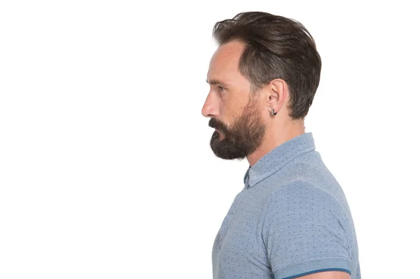 Beyaz arka plan üzerinde sakallı yakışıklı adam profil sakin. Modern saç kesimi ile yakın çekim sakallı adam profili