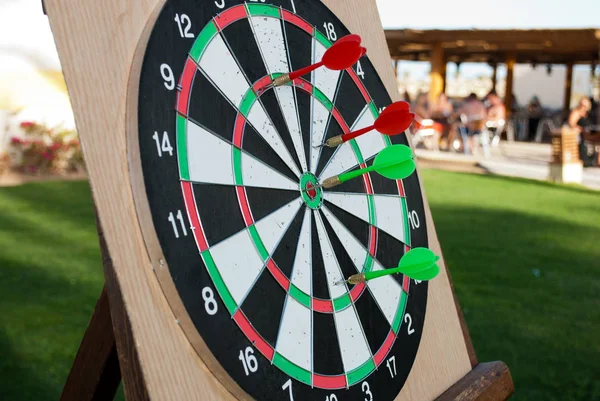 Dart ile okları. Dart yaz gün boyunca oynamak. Ok hedefe ulaştı. Oyun Bitti.