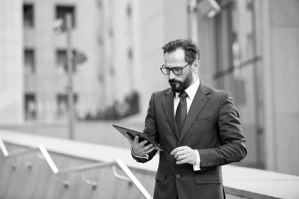 Empresário Atraente Verificar Ler Tablet Digital Fora Prédio Escritórios Tecnologia — Fotografia de Stock