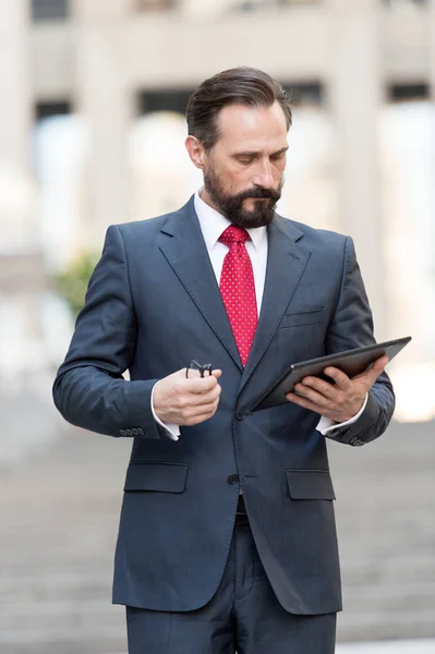 Calma Professor Elegante Inteligente Belo Terno Livre Sozinho Franzindo Testa — Fotografia de Stock