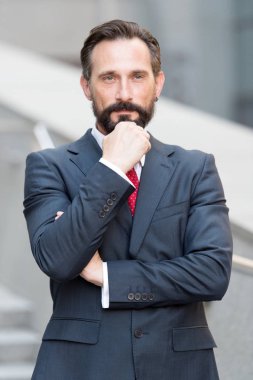 Açık havada duran ve mesafe içine düşünceli sakalını dokunmadan süre seyir emin çekici şık avukat