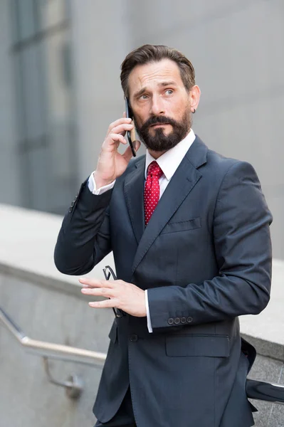 Bonito Advogado Elegante Olhando Para Distância Sentindo Preocupado Falar Telefone — Fotografia de Stock