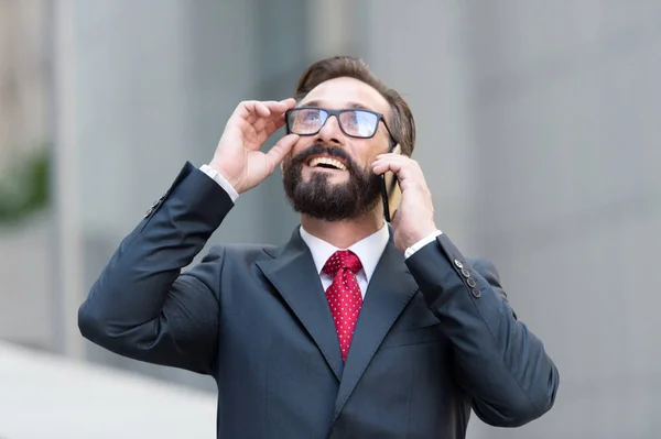 Homem Barbudo Emocional Positivo Tocando Seus Óculos Sorrindo Enquanto Olha — Fotografia de Stock