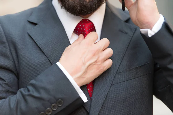 Λακωνική Εικόνα Του Κομψό Άνδρα Σκούρο Κοστούμι Βάζοντας Smartphone Στο — Φωτογραφία Αρχείου