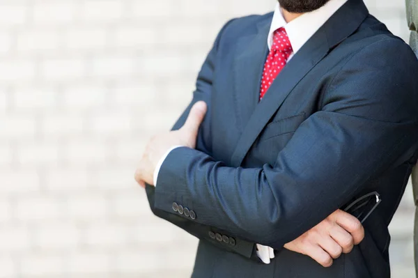 Elegante Hombre Vestido Traje Oscuro Apoyado Contra Pared Con Los —  Fotos de Stock