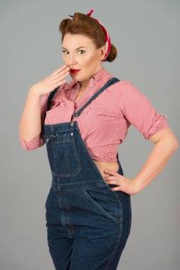 Çok güzel duygusal Bayan sürpriz arıyor ve onu içinde genel olarak gri arka planı süre ayakta ağzını kapatma