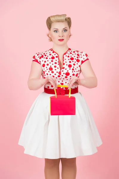 Mooie Stijlvolle Jongedame Gekleed Pin Kleding Kijken Nieuwsgierig Terwijl Een — Stockfoto