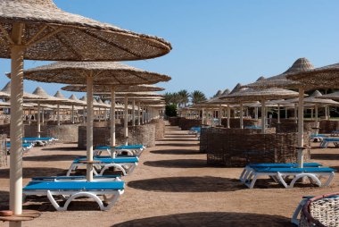 Güzel büyük plaj şemsiyeleri ve mavi plaj salonları ile geniş resort