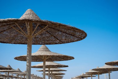 Yatay görüntü güzel uygun plaj şemsiyeleri mavi yaz gökyüzüne karşı üst üste