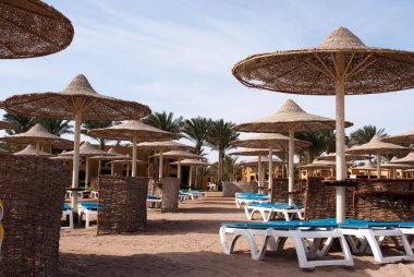 Huzurlu plaj şemsiyeleri ve ziyaretçi yasak olan ve boş seyir beach salon