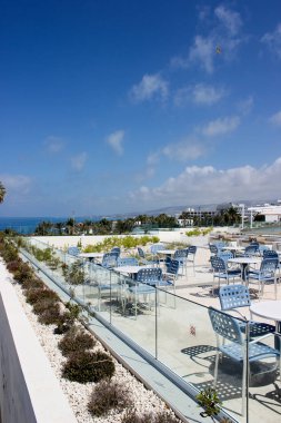 Deniz yakınındaki güzel manzaralı hoş açık havada Restoranın güneşli fotoğraf
