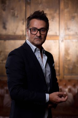 Yalnız ve seyir dikkatle sen odada ayakta koyu saçlı adam portresi