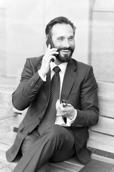 Homem Negócios Meia Idade Sentado Banco Usando Seu Telefone Celular — Fotografia de Stock