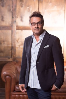 Şık takım elbise ve cebinde sana bakarken dokunmadan ciddi deneyimli iş adamı