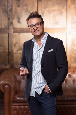 Gülümseyen ve tek başına ayakta ve mesafe içine bakarak süre baktılar duygu duygusal baktılar orta yaşlı adam