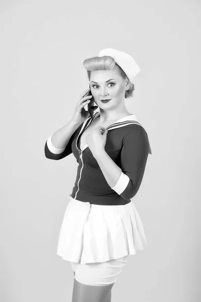 Sailor Klädd Tjej Med Smart Telefon Isolerade Rosa Bakgrund Blond — Stockfoto