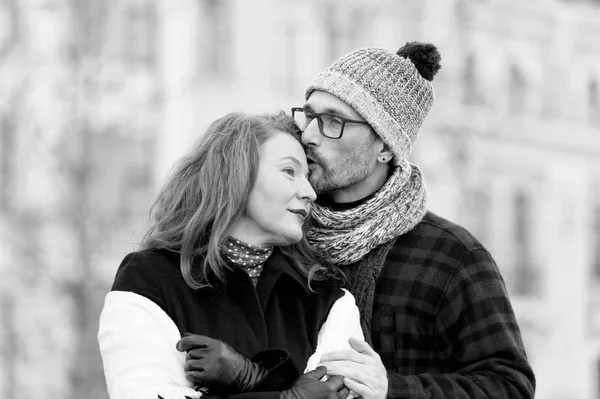 Mann Küsst Frau Auf Die Stirn Mann Mit Brille Küsst — Stockfoto