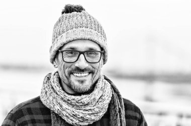 İyimser yakışıklı olgun adam sana gözlüklerle bakarken iyilik ifade portresi