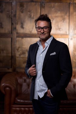 Az ve öz ile arka koltukta tek başına duran ve ceketini dokunmadan süre gülümseyen pozitif orta yaşlı bir adam portresi