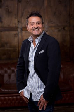 Mutlu bir şekilde ayakta iken az ve öz iç ve seyir gülümseyen Fransız heyecanlı orta yaşlı memnun