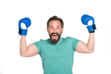 İfade olgun boksör boks eldiven giymiş ve mutluluk gösterilen süre silah uydurarak portresi