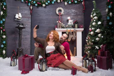 Uzun bir bellek için. Noel ağacı süre istimal hareket eden telefon ve hoş selfie birlikte yapma oturma pozitif sevimli çift