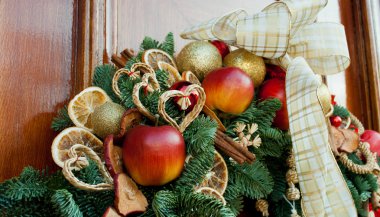 Mükemmel Noel süs yapay meyve ve giriş kapısı üzerinde asılı çeşitli süslemeler ile yakın çekim