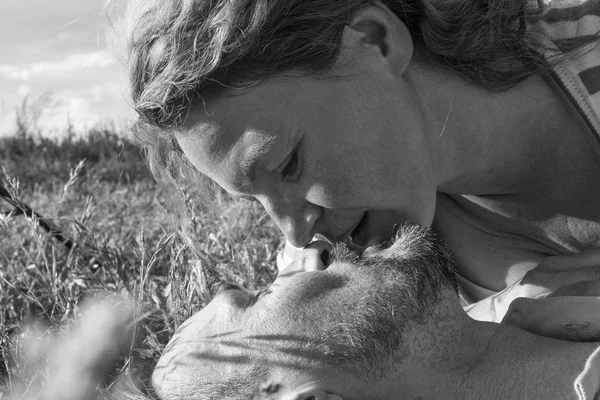 Yeşil Çim Öpücükte Portresi Erkek Kadın Yaz Öpücüğü Yakın Çekim — Stok fotoğraf