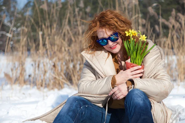 노란색 Snowdrops 눈에서 선글라스 내려다보고 낙관적 귀여운 — 스톡 사진