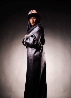 Uzun etrafında dönen göğüs ellerini tutarken lüks elbiseli sert İmparatoriçe dikey görüntü