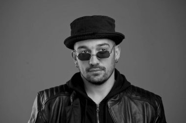 Deri ceket şık yakışıklı adam Sakin bakışta