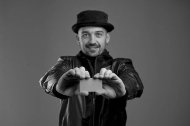 Mans elinde beyaz kartvizit seçici odak