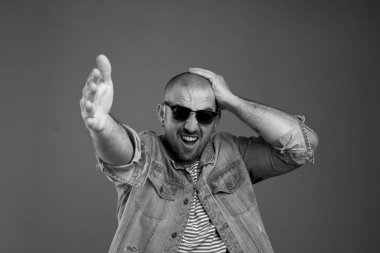 Başını dokunan ve aptal duygu genç adam bağırarak Portre